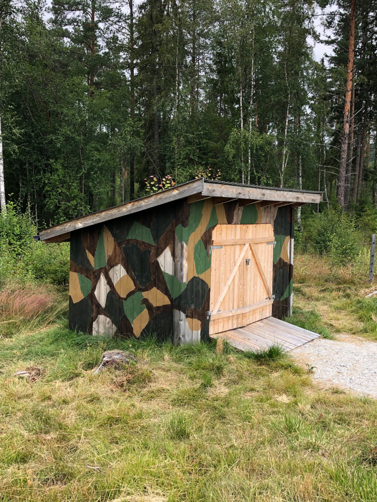 Förrådet är färdigmålat i kamouflagefärger.